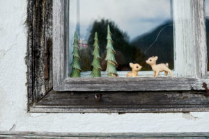 Fenster eines alpenländischen Bauernhauses Fenster eines alpenländischen Bauernhauses